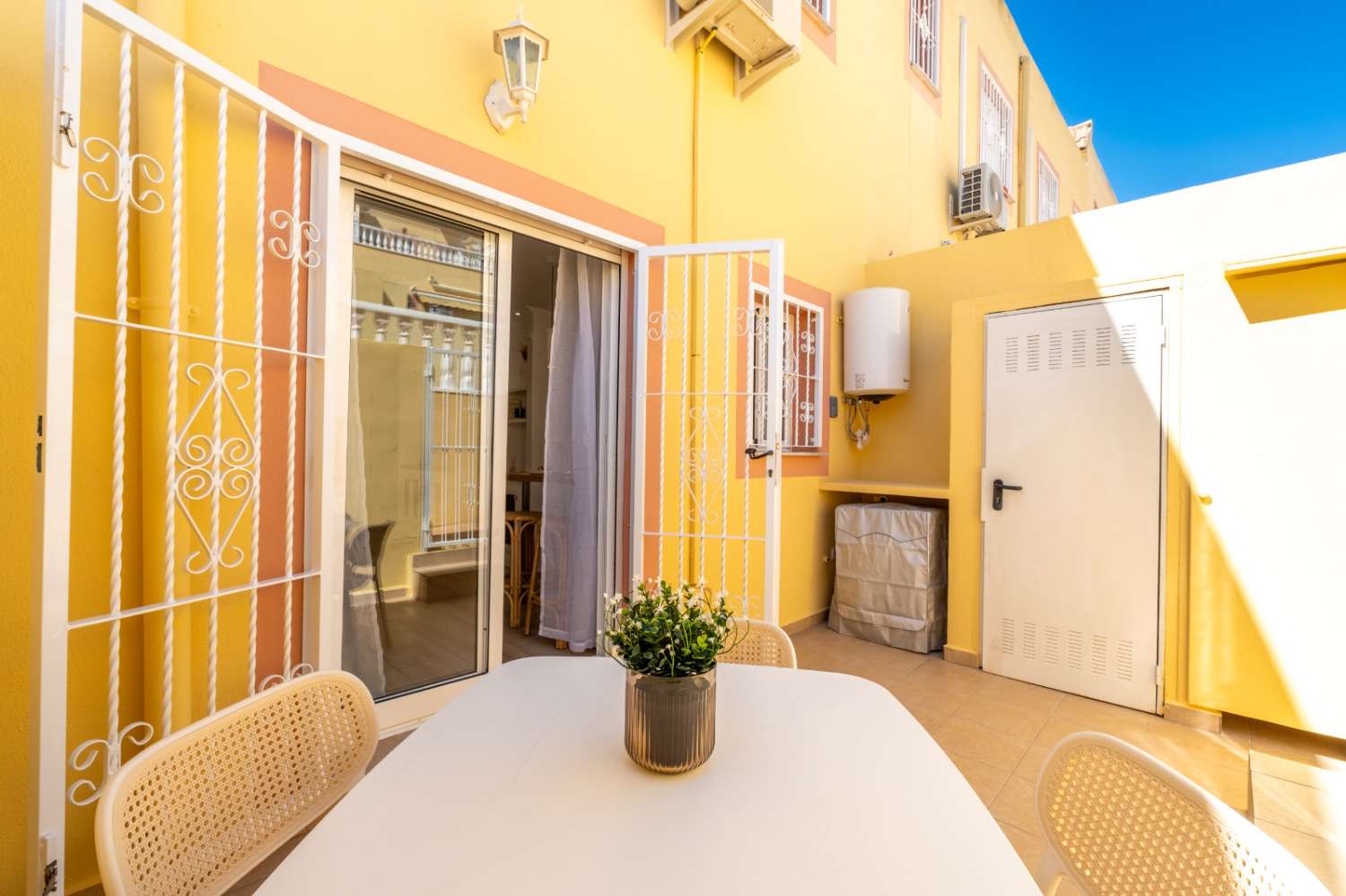Magnífico dúplex de estilo “Battenberg”, completamente reformado y listo para entrar a vivir, ubicado en una tranquila zona residencial de Las Filipinas -