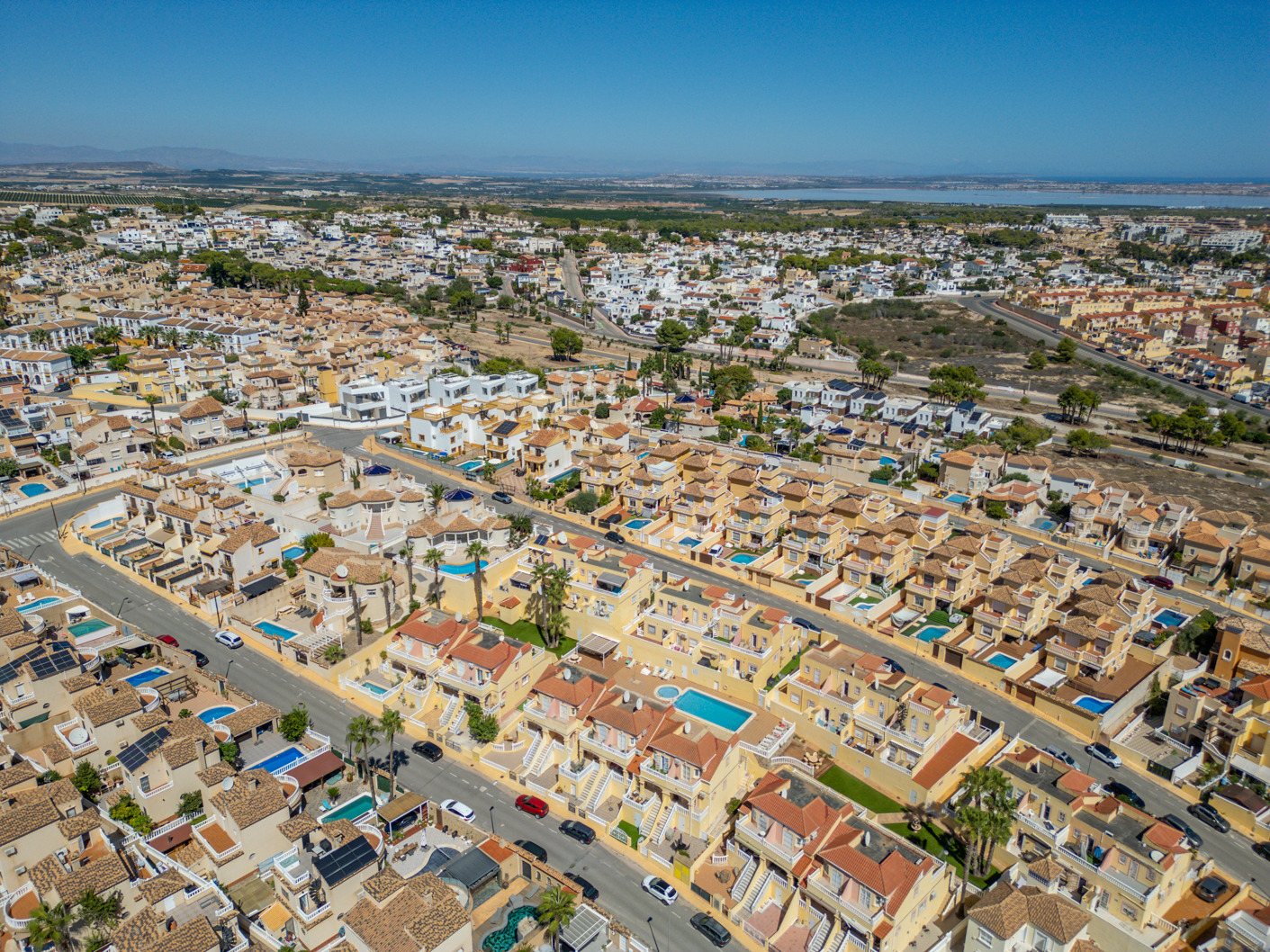 Magnífico dúplex de estilo “Battenberg”, completamente reformado y listo para entrar a vivir, ubicado en una tranquila zona residencial de Las Filipinas -