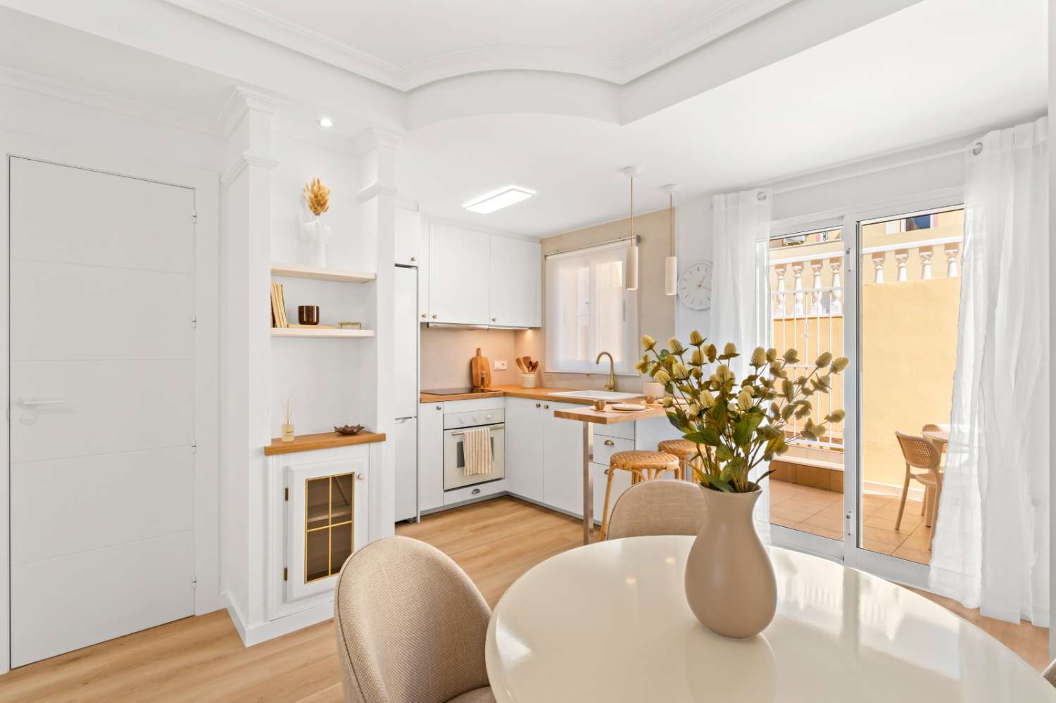Magnífico dúplex de estilo “Battenberg”, completamente reformado y listo para entrar a vivir, ubicado en una tranquila zona residencial de Las Filipinas -