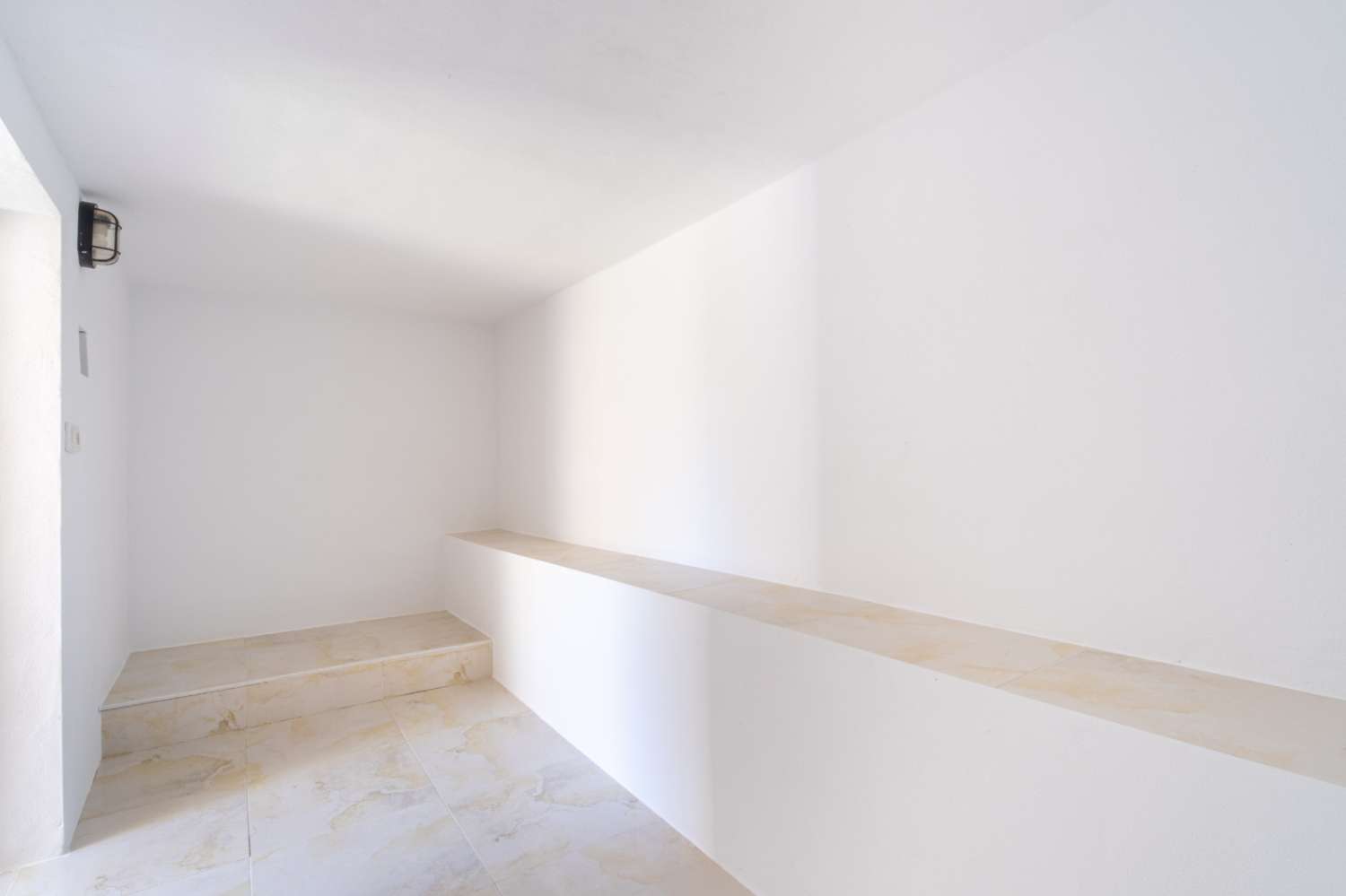 Magnífico dúplex de estilo “Battenberg”, completamente reformado y listo para entrar a vivir, ubicado en una tranquila zona residencial de Las Filipinas -