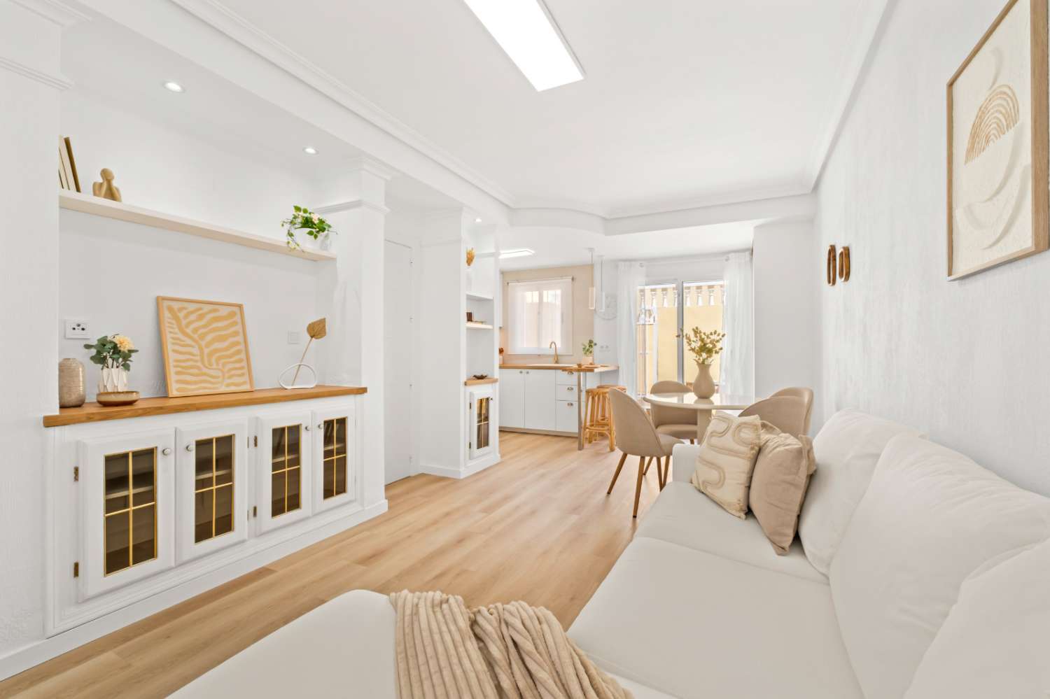 Magnífico dúplex de estilo “Battenberg”, completamente reformado y listo para entrar a vivir, ubicado en una tranquila zona residencial de Las Filipinas -