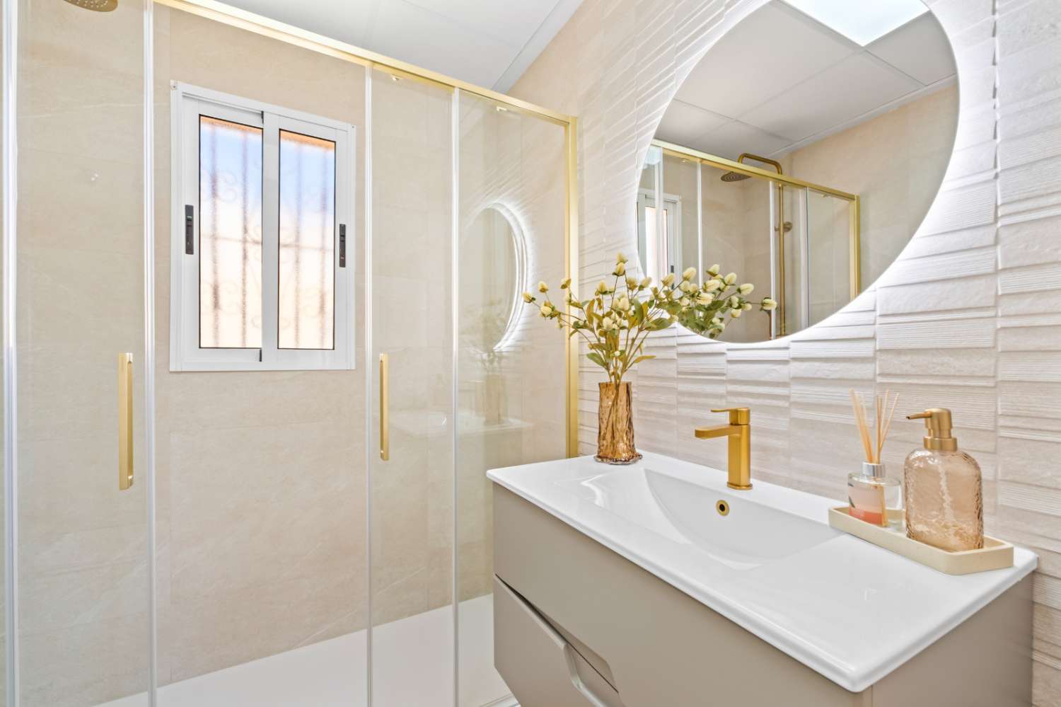 Magnífico dúplex de estilo “Battenberg”, completamente reformado y listo para entrar a vivir, ubicado en una tranquila zona residencial de Las Filipinas -