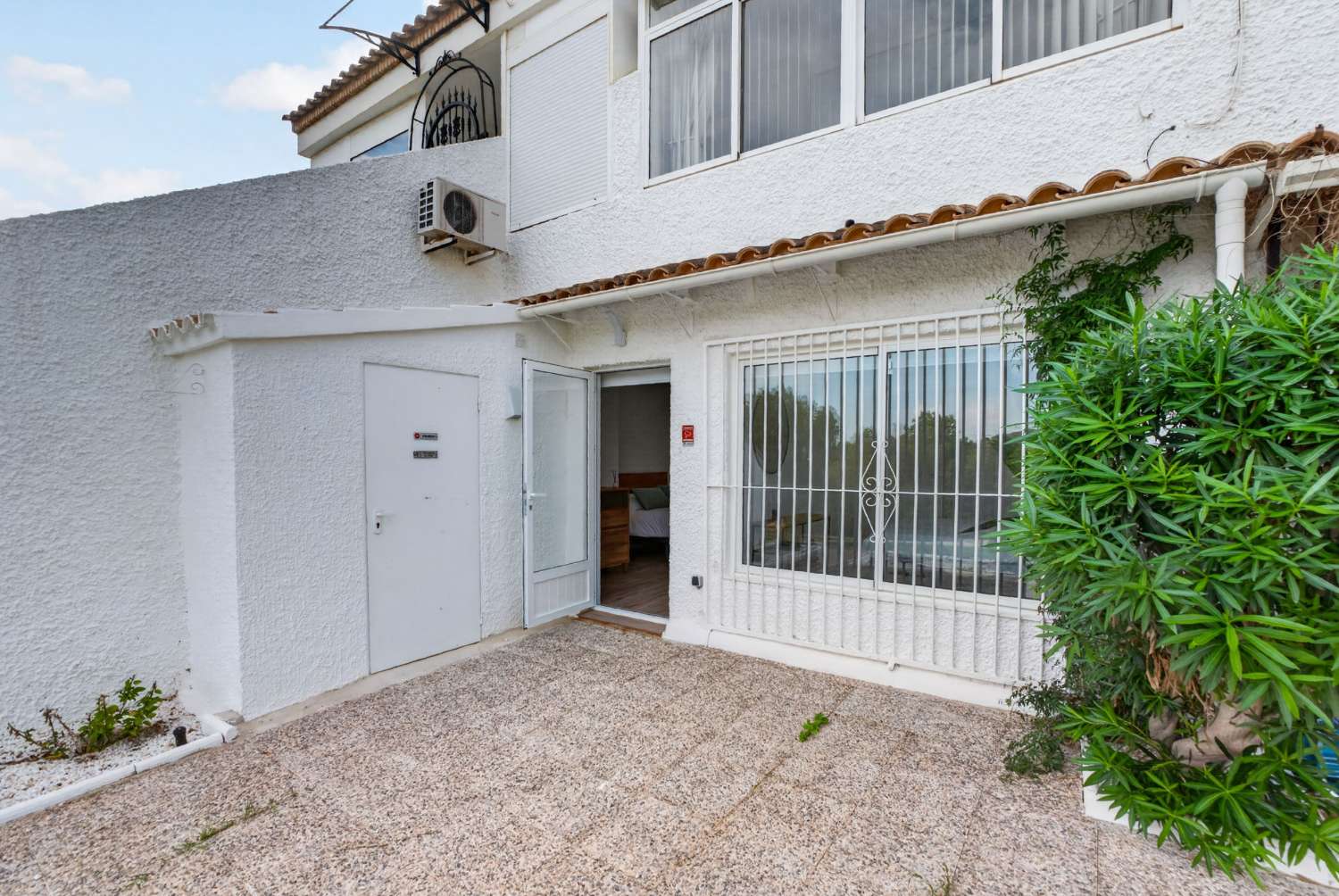 Fully renovated single-story bungalow in a prime location in Villamartin
