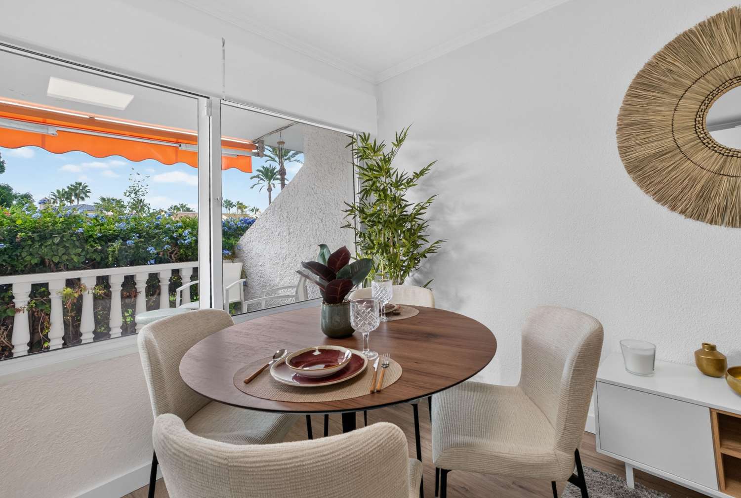 Fully renovated single-story bungalow in a prime location in Villamartin