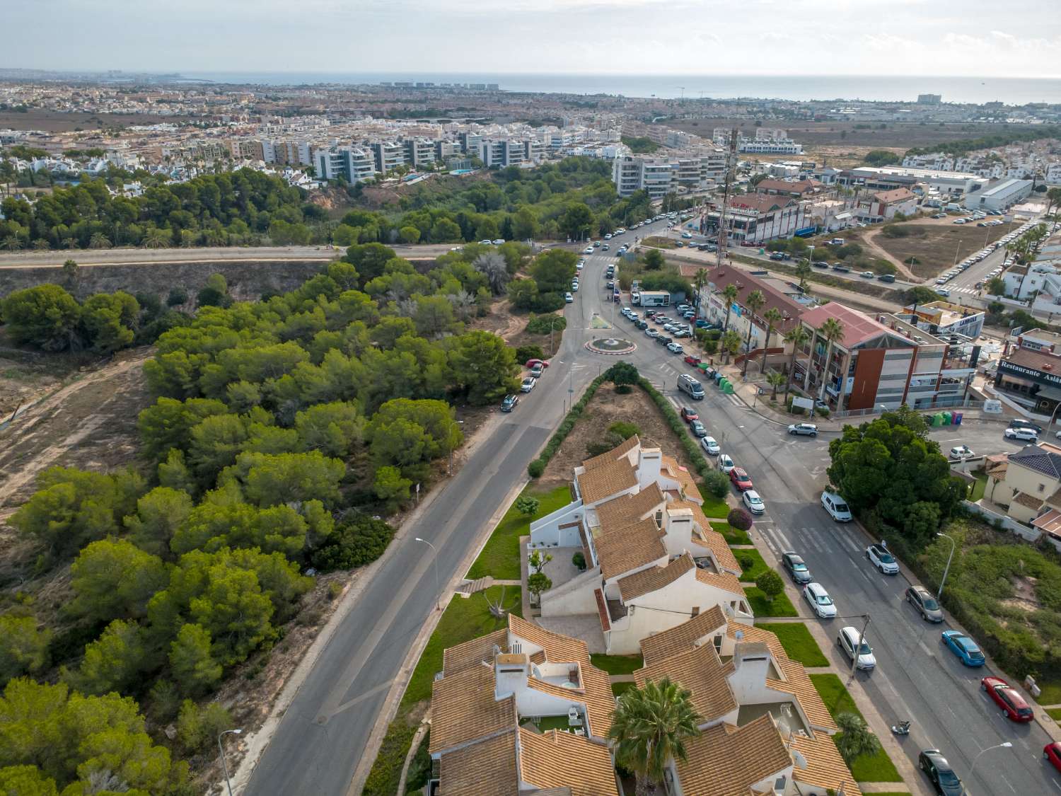Fully renovated single-story bungalow in a prime location in Villamartin