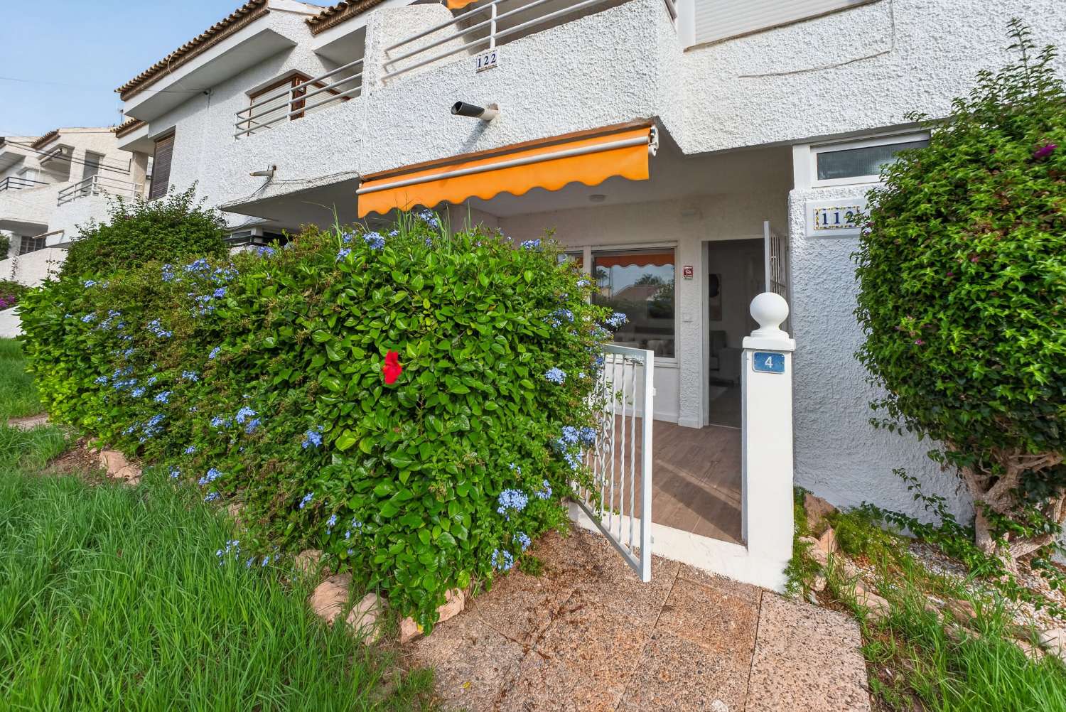 Fully renovated single-story bungalow in a prime location in Villamartin