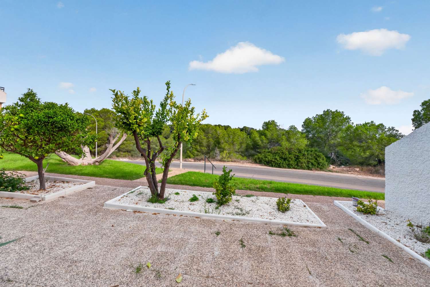 Fully renovated single-story bungalow in a prime location in Villamartin
