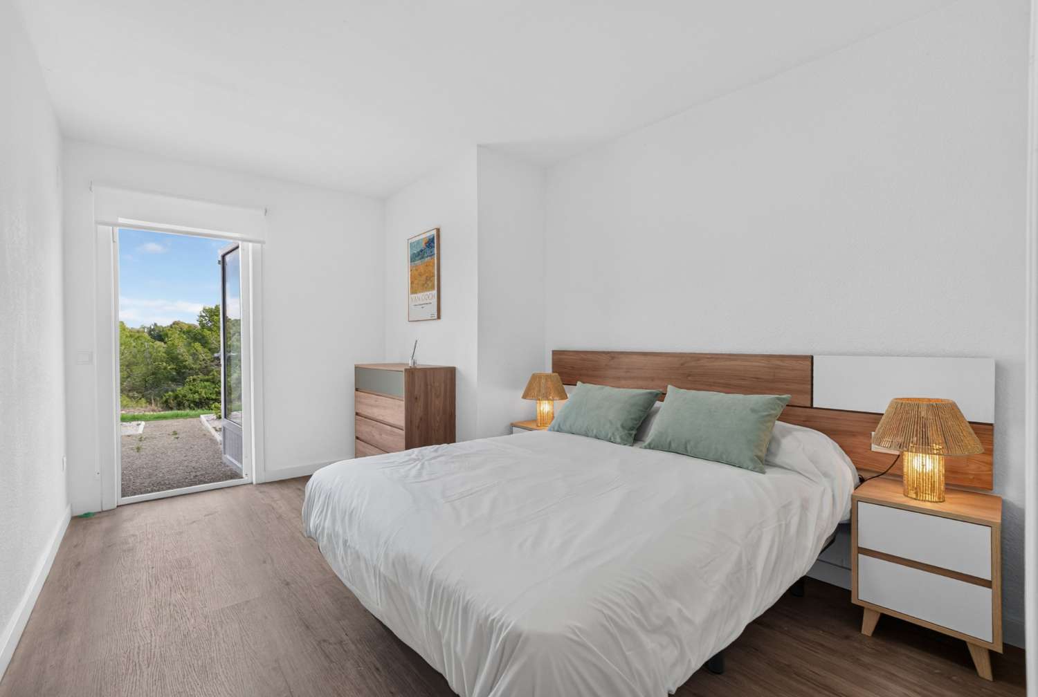 Fully renovated single-story bungalow in a prime location in Villamartin