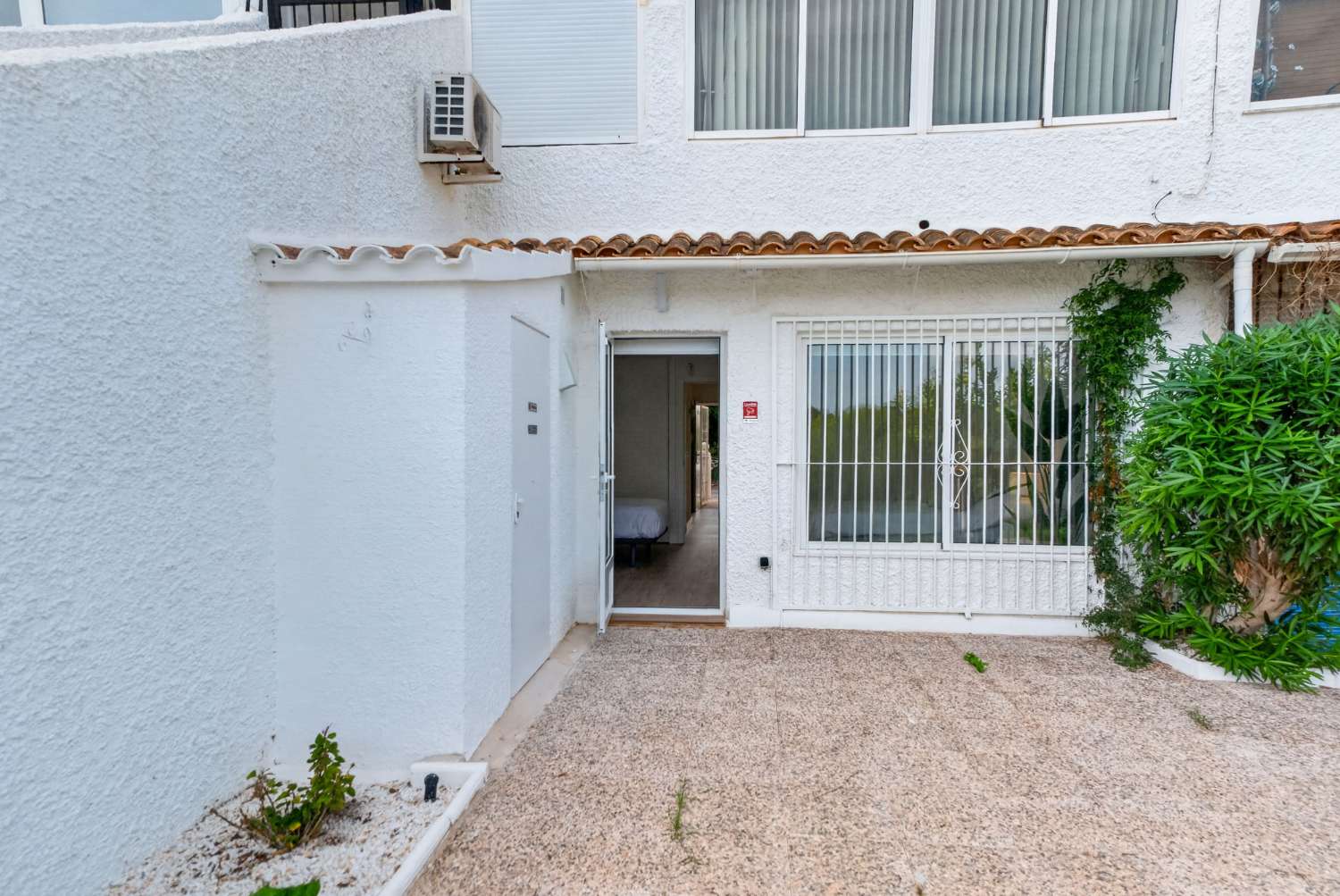 Fully renovated single-story bungalow in a prime location in Villamartin