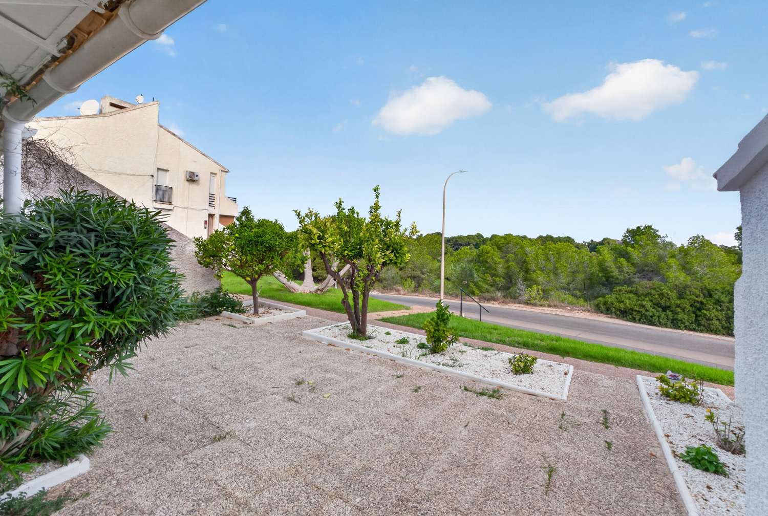 Fully renovated single-story bungalow in a prime location in Villamartin