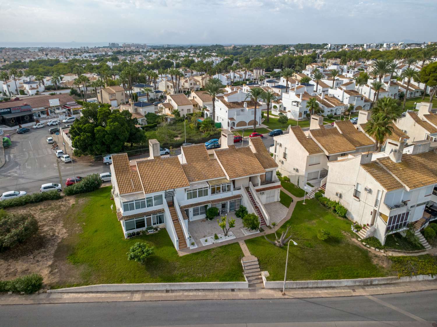 Fully renovated single-story bungalow in a prime location in Villamartin