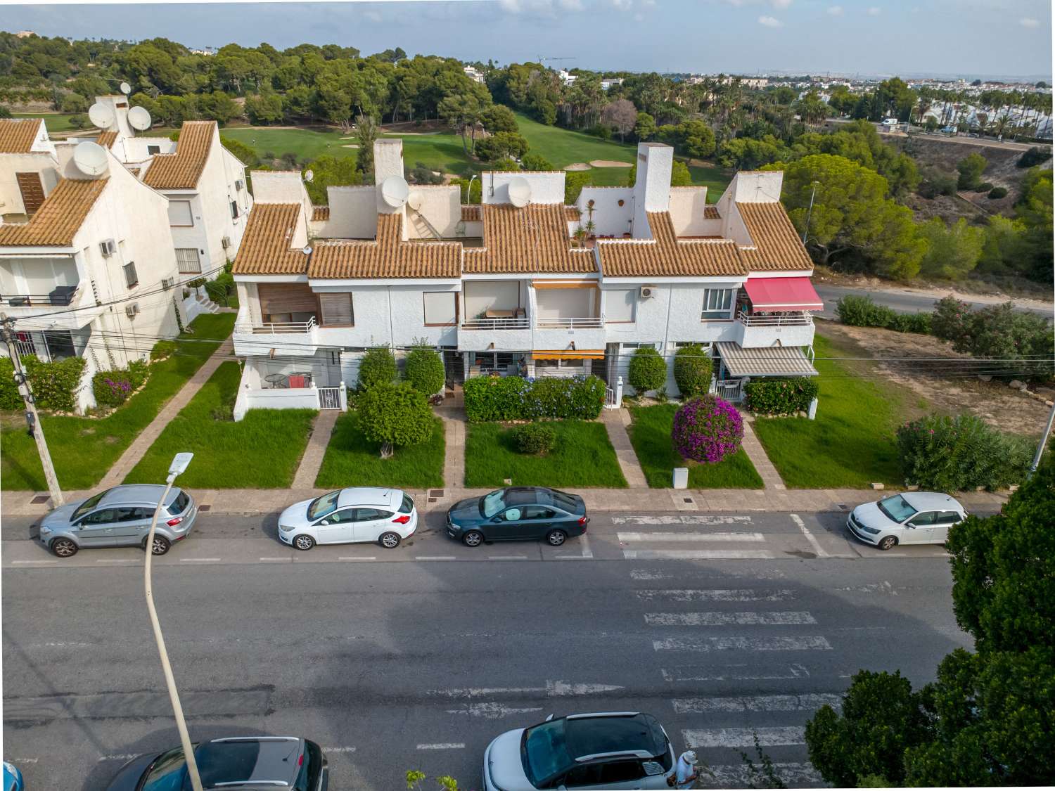Fully renovated single-story bungalow in a prime location in Villamartin