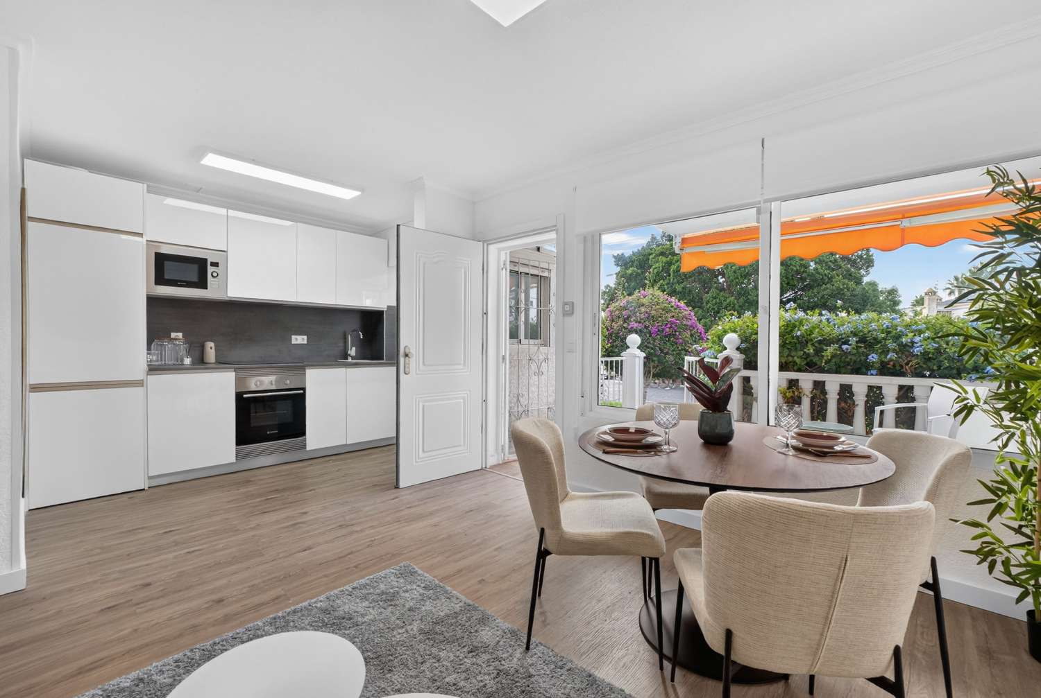 Fully renovated single-story bungalow in a prime location in Villamartin