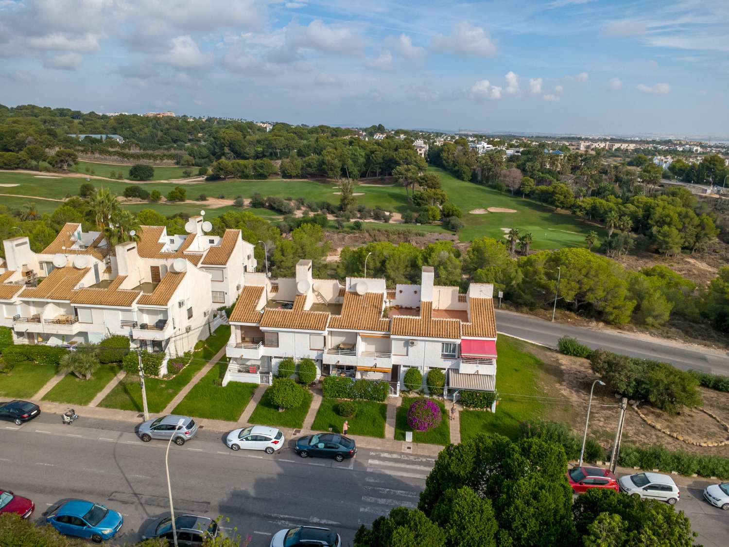 Fully renovated single-story bungalow in a prime location in Villamartin
