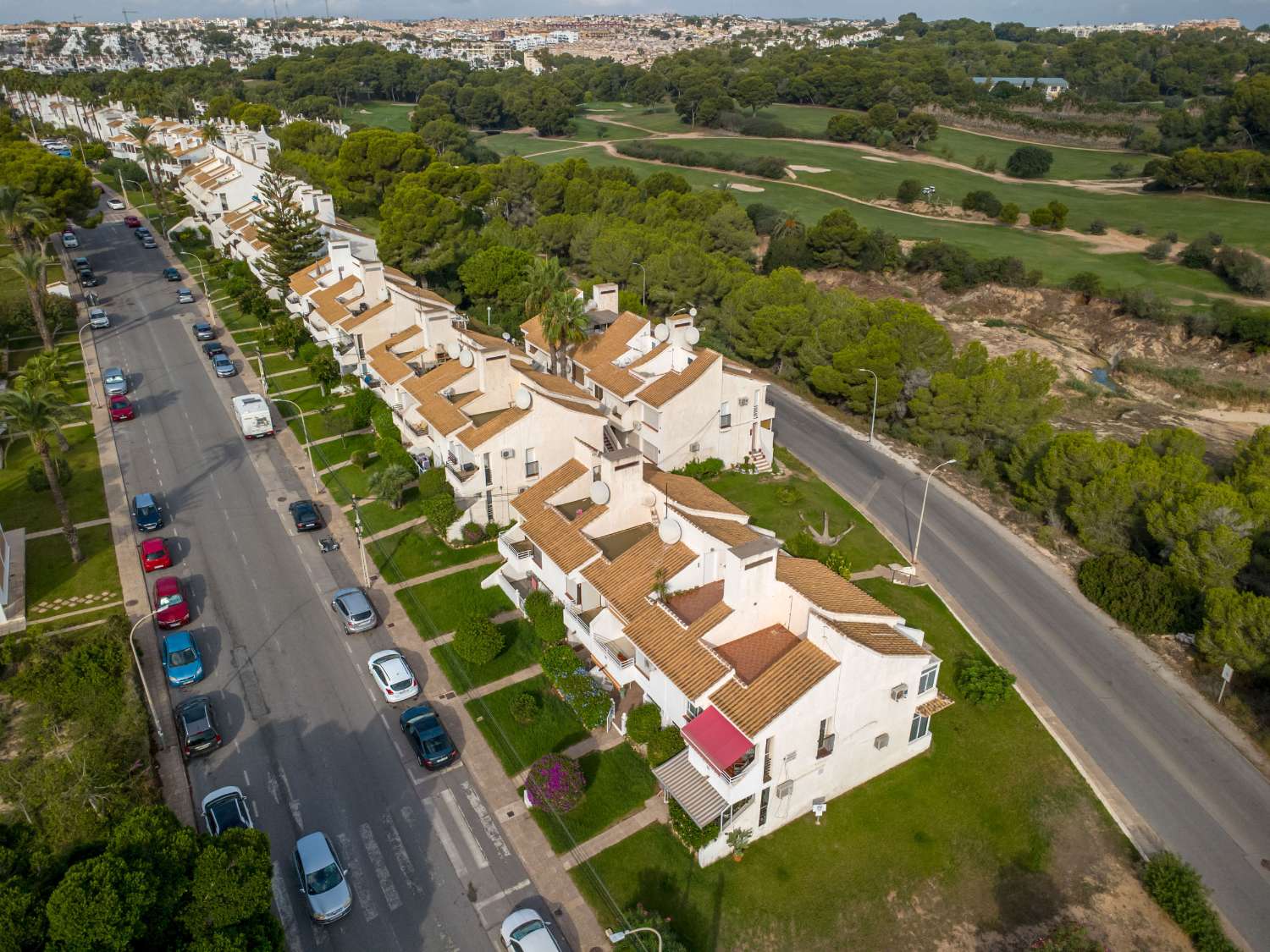 Fully renovated single-story bungalow in a prime location in Villamartin