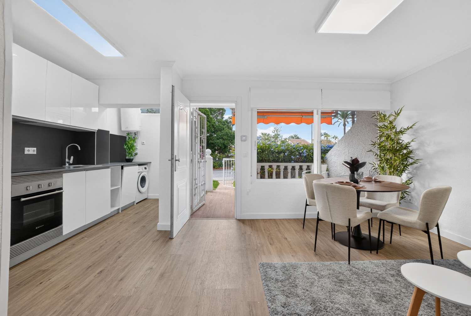 Fully renovated single-story bungalow in a prime location in Villamartin