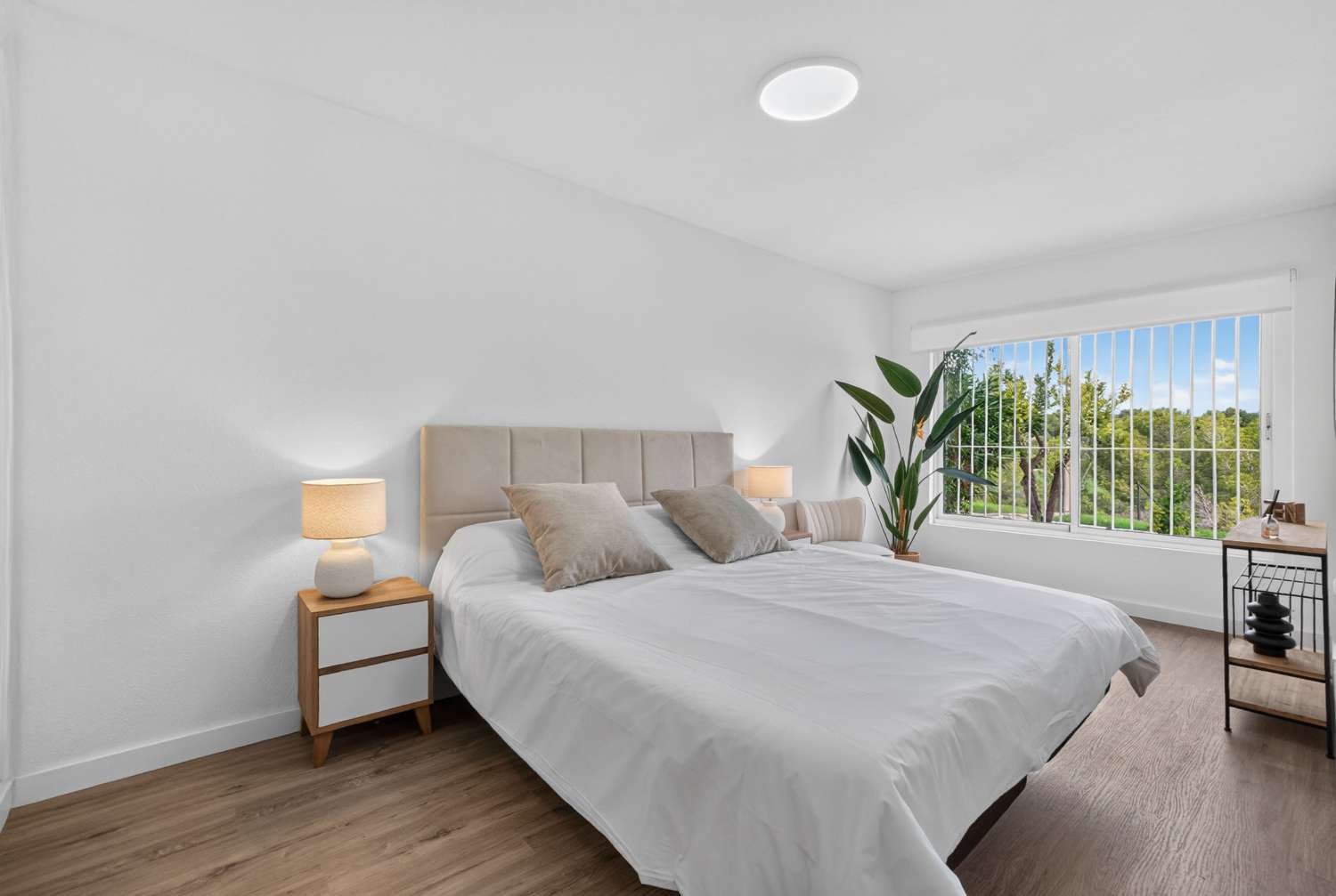 Fully renovated single-story bungalow in a prime location in Villamartin