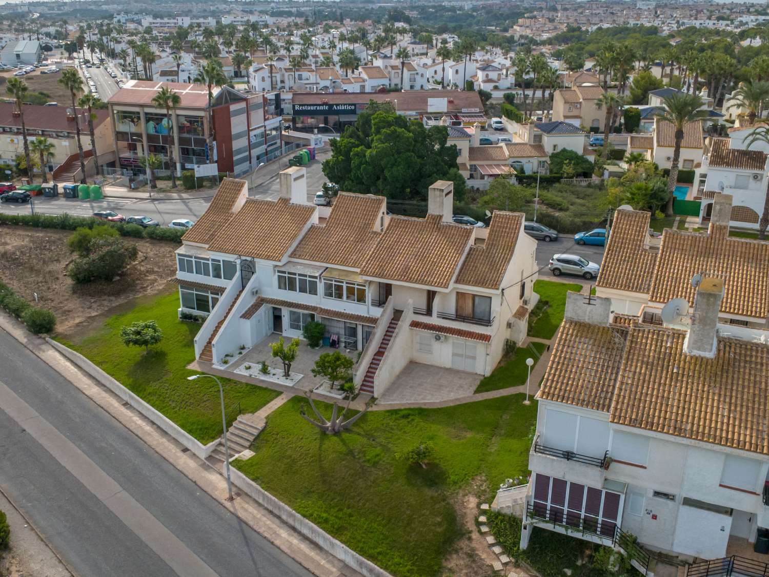 Fully renovated single-story bungalow in a prime location in Villamartin