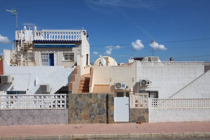 Bungalow adosado con solárium, vistas al mar y orientación este en Blue Lagoon – Villamartín