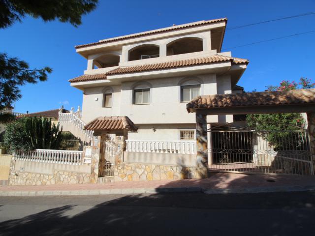 Große Villa mit Panorama Blick auf mehreren Etagen in Villamartín/ Oihuela Costa