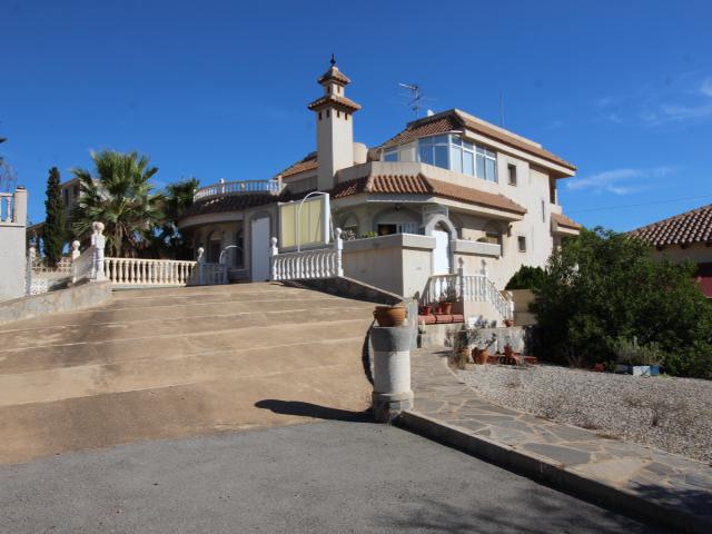 Grande villa avec vues panoramiques sur plusieurs étages à Villamartín/ Oihuela Costa