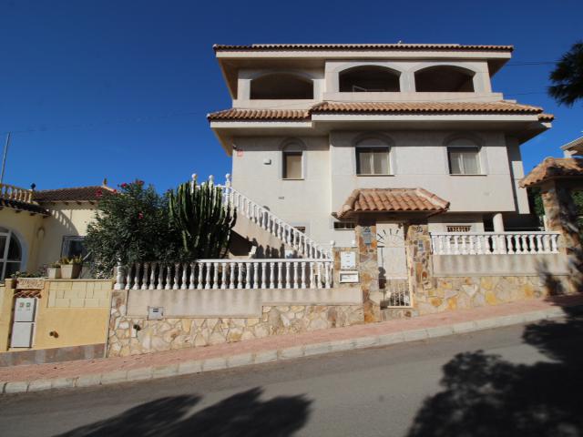 Grande villa avec vues panoramiques sur plusieurs étages à Villamartín/ Oihuela Costa