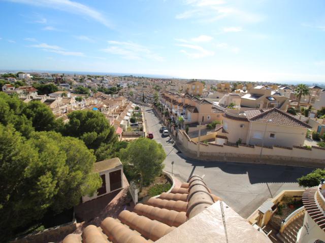 Grande villa avec vues panoramiques sur plusieurs étages à Villamartín/ Oihuela Costa