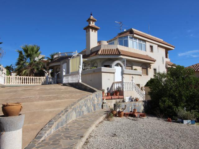 Grande villa avec vues panoramiques sur plusieurs étages à Villamartín/ Oihuela Costa