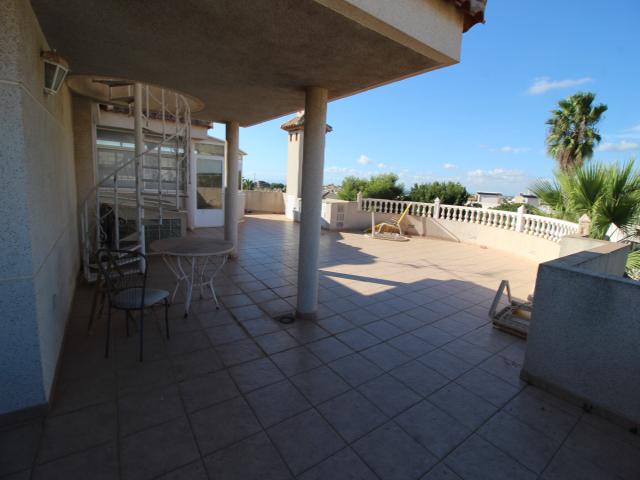 Große Villa mit Panorama Blick auf mehreren Etagen in Villamartín/ Oihuela Costa