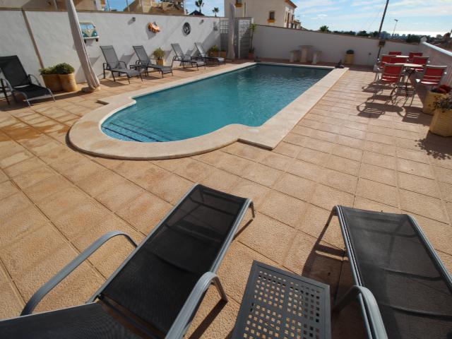 Villa te koop in Villamartín-Las Filipinas (Orihuela)