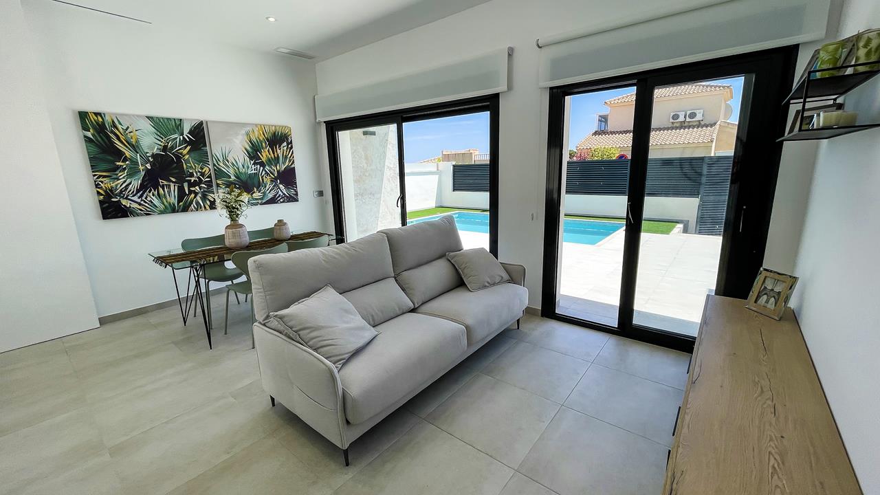 Contemporary villas in Pinar De Campoverde