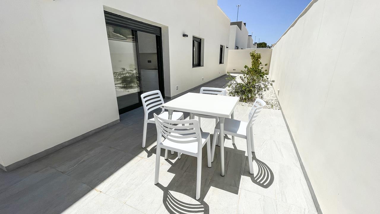 Contemporary villas in Pinar De Campoverde