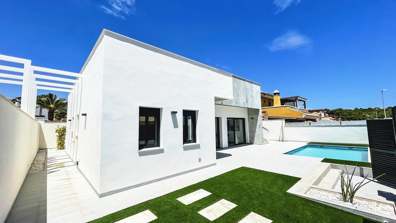 Contemporary villas in Pinar De Campoverde