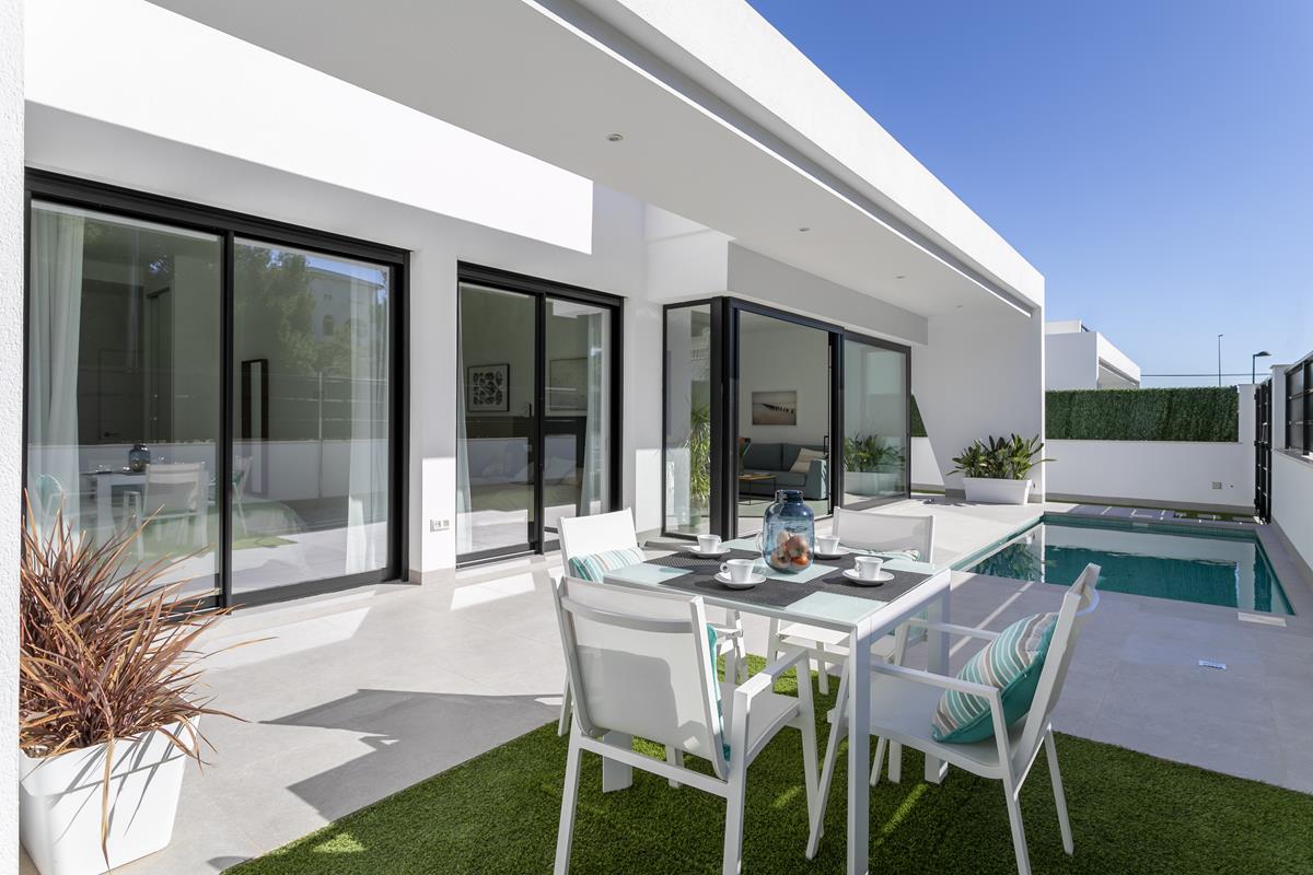 Modern new build villas in Pinar De Campoverde