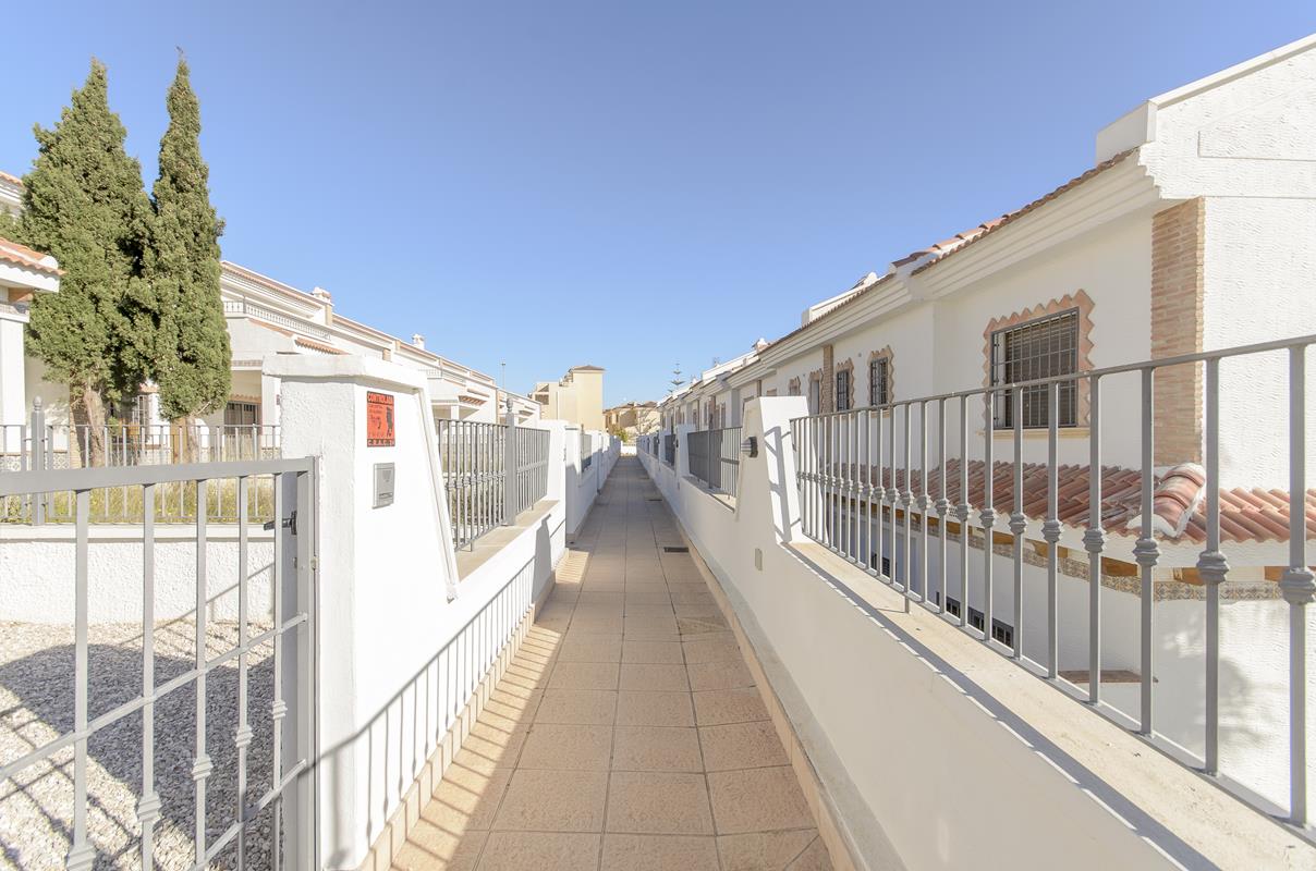 Nie bewohnte Häuser im spanischen Stil in  San Miguel de Salinas