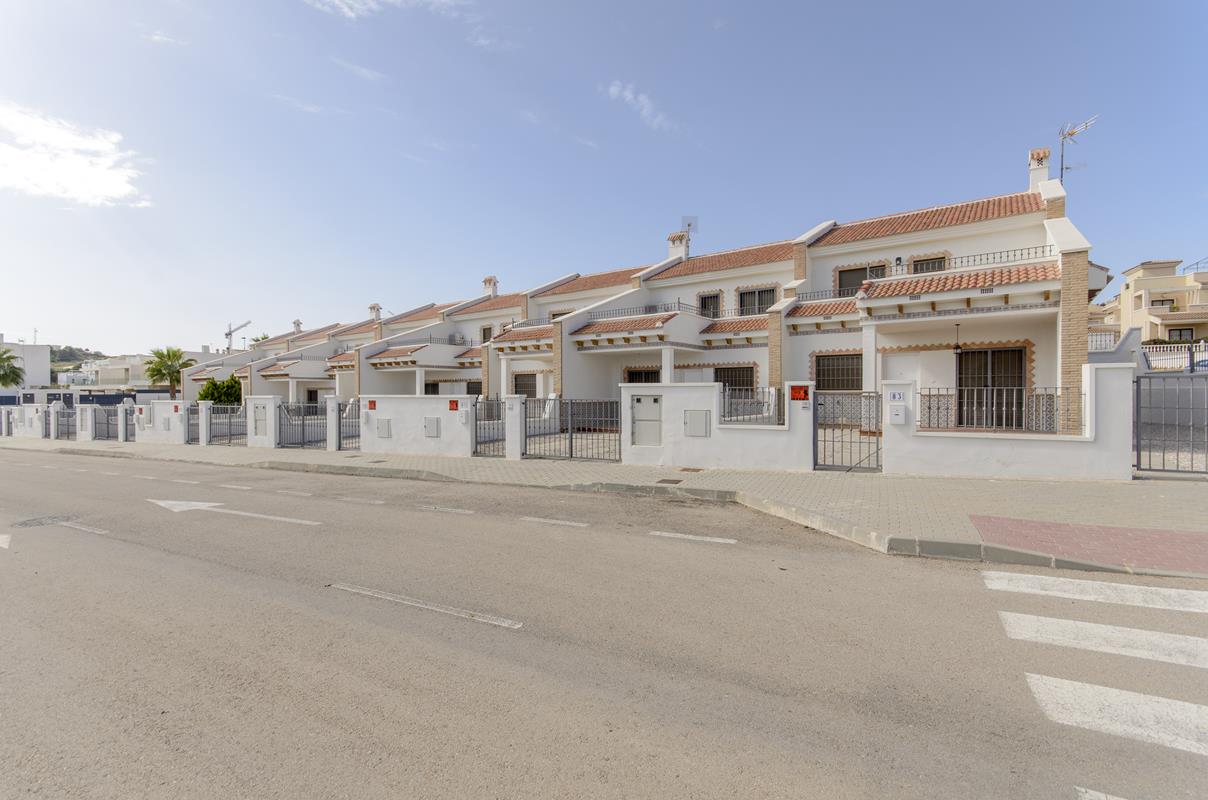 Casas adosadas en San Miguel de Salinas / La Cañada