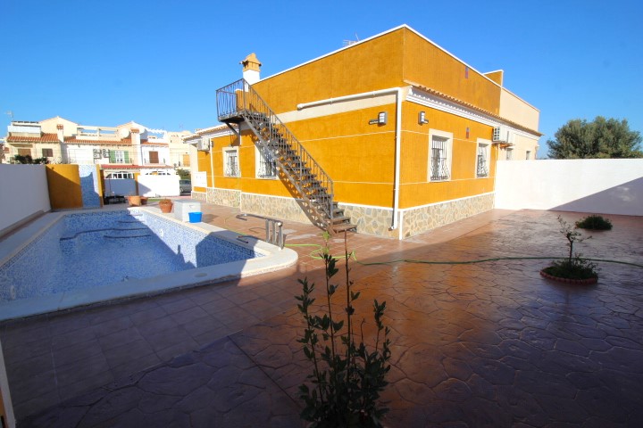 Chalet adosado en venta en El Chaparral, Torrevieja
