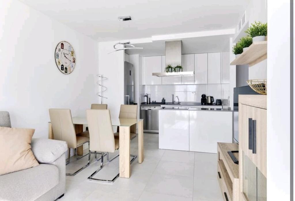 Modern ground floor apartment in Mil Palmeras