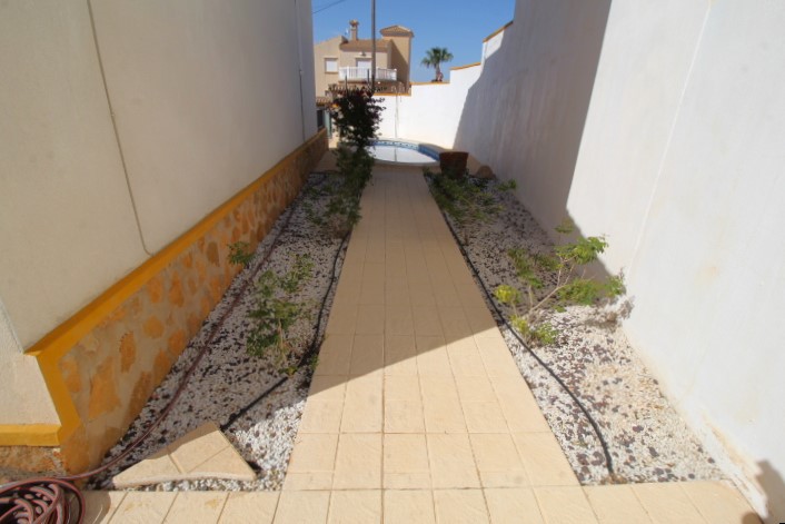 Corner town house for sale in El Galan