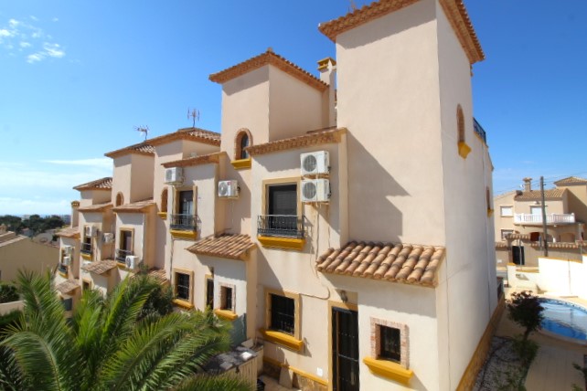 Corner town house for sale in El Galan