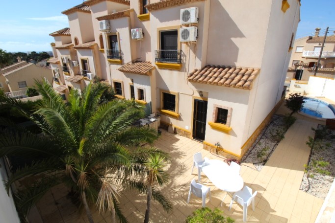 Corner town house for sale in El Galan