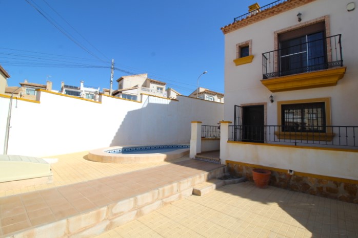 Corner town house for sale in El Galan