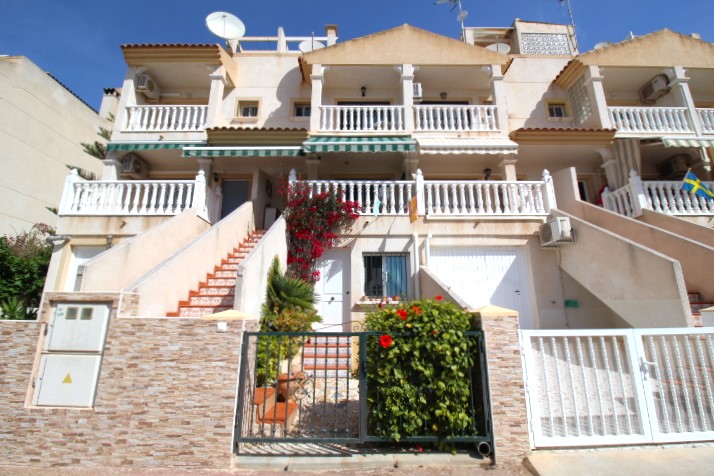 Sunny town-house located in the beautiful area of Villamartin