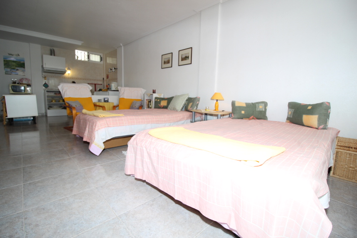 Sunny town-house located in the beautiful area of Villamartin