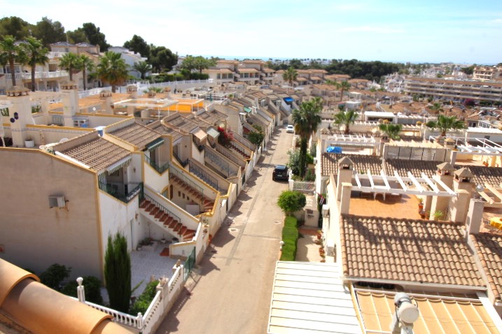 Sunny town-house located in the beautiful area of Villamartin