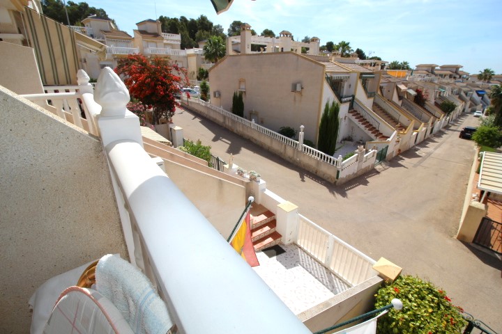 Sunny town-house located in the beautiful area of Villamartin