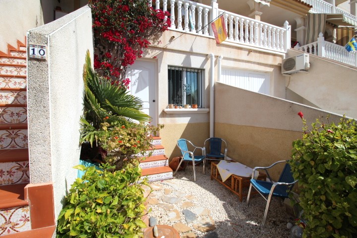 Sunny town-house located in the beautiful area of Villamartin