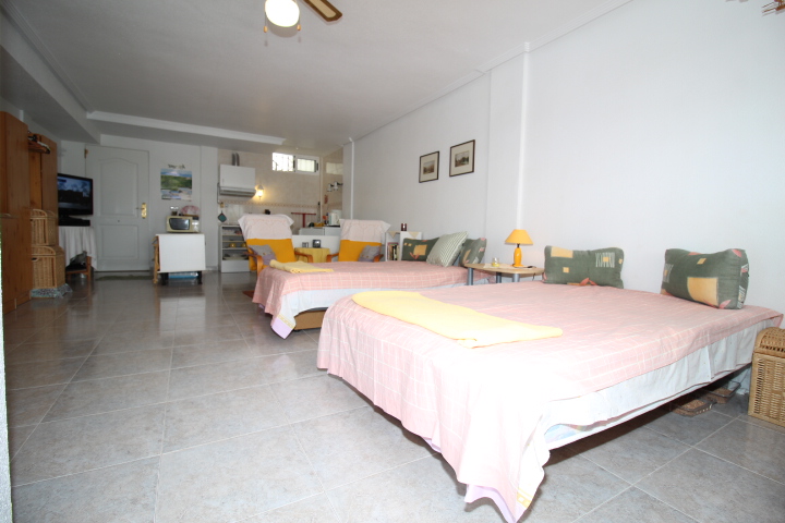 Sunny town-house located in the beautiful area of Villamartin