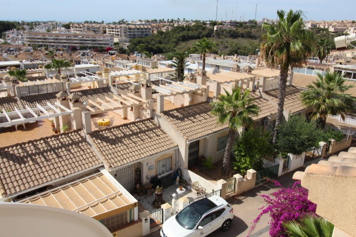 Sunny town-house located in the beautiful area of Villamartin