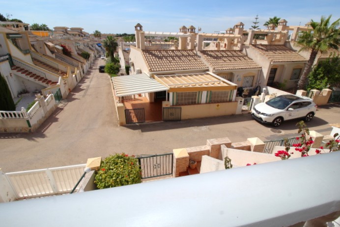 Sunny town-house located in the beautiful area of Villamartin